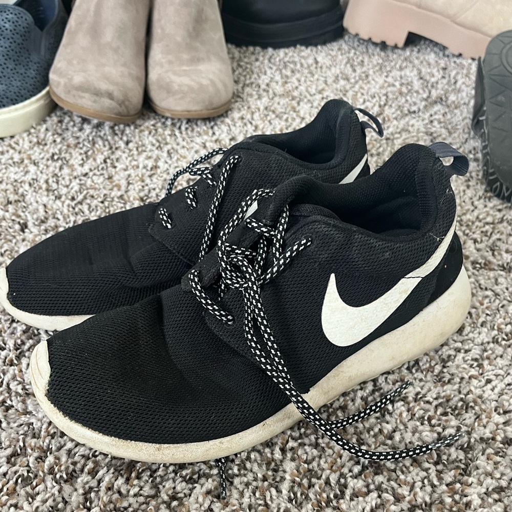 Black Nike tennis shoes size 7.5